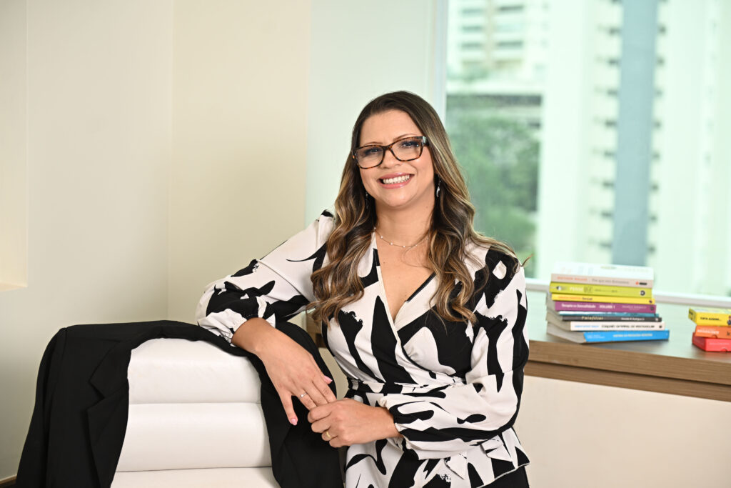 Cena de atendimento psicológico com anotações clínicas